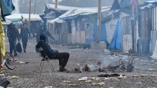 Мигранты покидают "Джунгли" в Кале