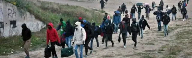 مهاجرون يسيرون على الأقدام