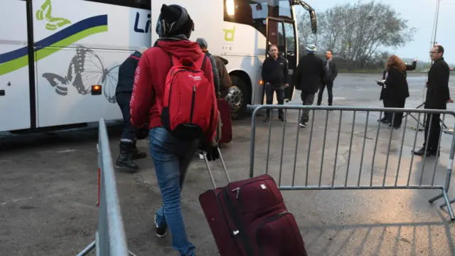 Мигранты покидают "Джунгли" в Кале