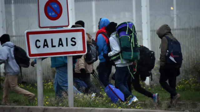 Мигранты покидают "Джунгли" в Кале