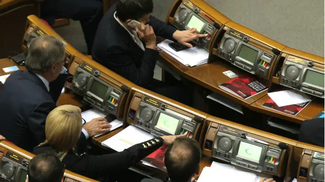 Депутати парламенту голосують у сесійній залі 