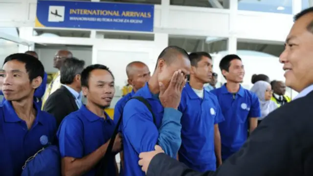 2012年遭到索馬里海盜挾持的26名亞洲船員，在救援組織交付贖金後終於獲救。