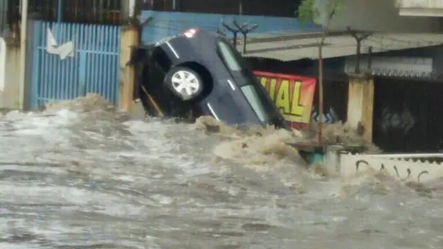 Banjir besar yang melumpuhkan kota Bandung menyisakan tumpukan lumpur di seantero kota.