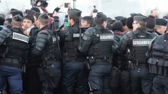 1200 من أفراد الشرطة جرى نشرهم لتنفيذ عملية تفكيك المخيم