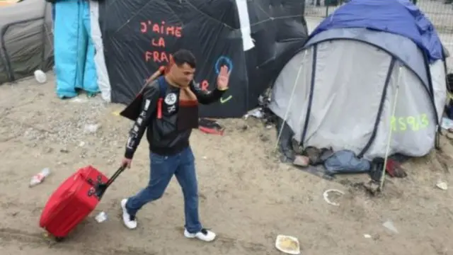 وزير الداخلية الفرنسي يقول إن الخطوة الأولى لإزالة المخيم جرت "بطريقة هادئة ومنضبطة"