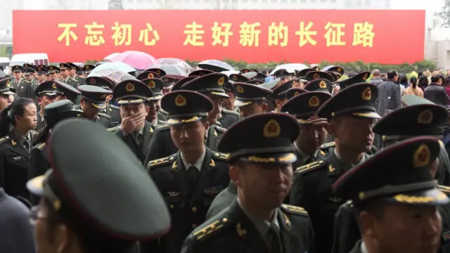 一批解放軍官兵在北京中國軍事博物館外集合(21/10/2016)