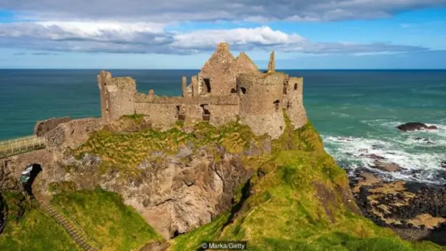 邓卢斯城堡（Dunluce Castle）是美剧《权力的游戏》众多的外景地之一（图片来源：Marka/Getty）