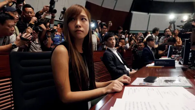 游蕙祯(前)、梁颂恒(后)在议事厅内就坐(26/10/2016)