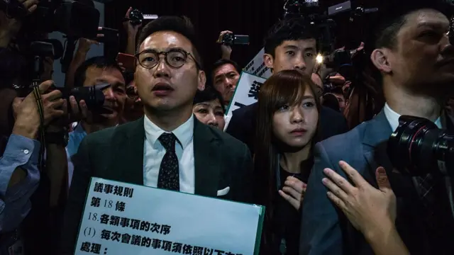 泛民主派公民党议员杨岳桥（左）等人护送游蕙祯（中前）、梁颂恒（中后）进入议事厅（26/10/2016）