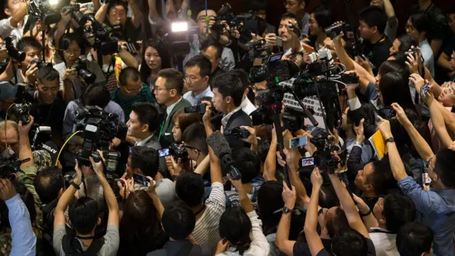 媒体记者包围游蕙祯、梁颂恒等人(26/10/2016)