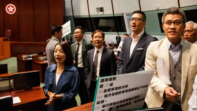 本土派独立议员刘小丽(前左)在议事厅内喊口号(26/10/2016)