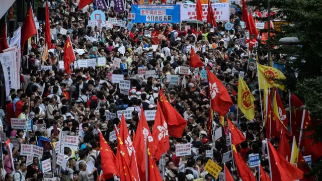 亲北京阵营支持者在香港立法会外示威(26/10/2016)
