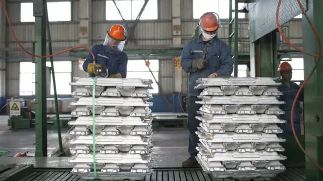 中国铝制品工厂的工人在工作