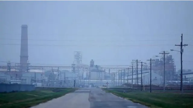 鋁廠停工後，旁邊的火力發電廠也削減了發電量，發電廠也被迫減員。