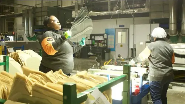 福耀集團在美國俄亥華州的原福特汽車的廠房建設了高自動化的生產流水線，雇用了2000名當地美國工人。