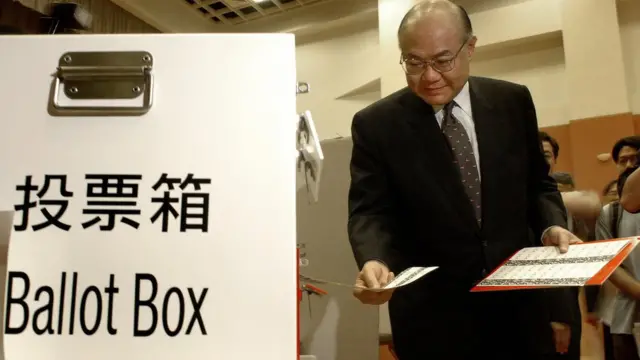 胡國興巡視模擬投票站（10/9/2004）