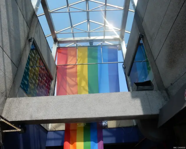 台北西門町附近有個同志聚落，彩虹旗是當地的象徵
