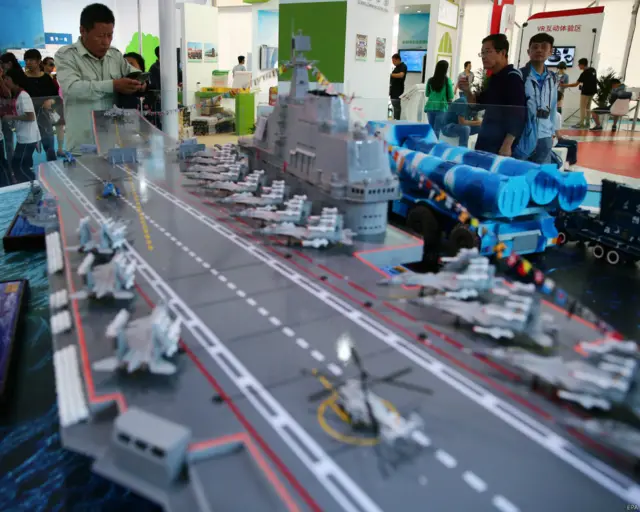  北京全国科普日活动上展示的辽宁号航空母舰模型