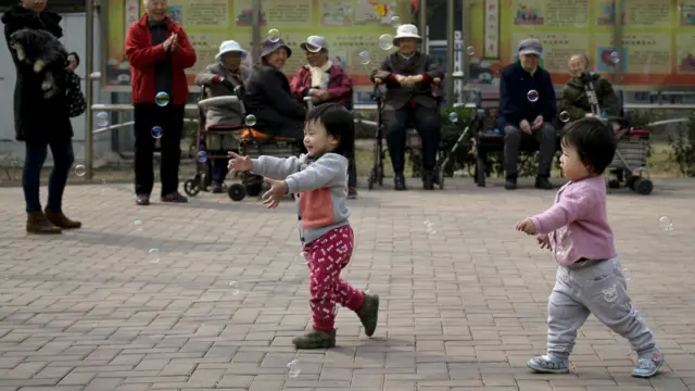 北京居民区当中玩耍的两个小孩