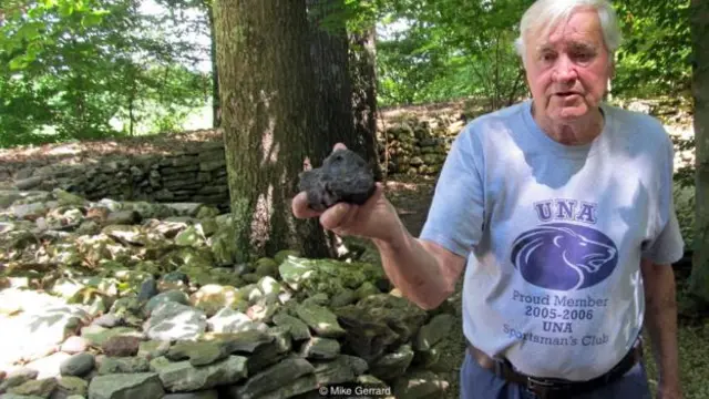 现在，年已 87 岁的亨德里克斯已停止给石墙添加石头（图片来源：Mike Gerrard）