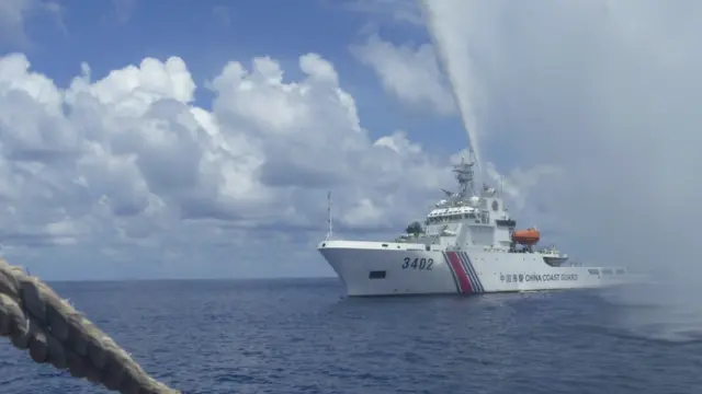 中國海警船靠近一艘菲律賓漁船