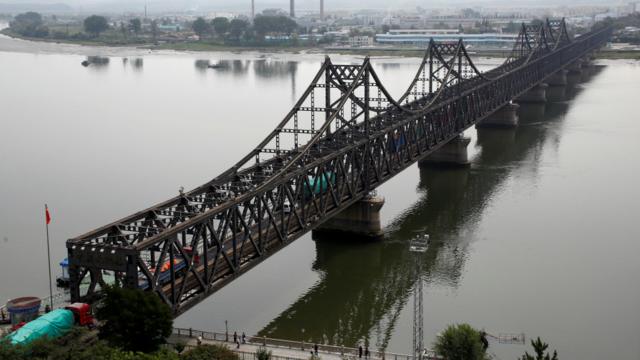 2016年9月，中國丹東市，貨車通過中朝友誼橋。