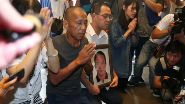 遭海盗挟持近5年获释的沈瑞章前往台北市行天宫参拜。