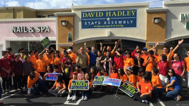 “金橙俱乐部”成员为共和党议员大卫•哈德利（David Hadley）的竞选扫街拜票。