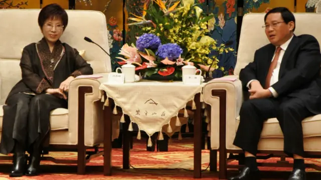 中国国民党主席洪秀柱（左）“和平之旅”第一站抵达南京，30日晚间在紫金山庄与中共江苏省委书记李强会面，历时约40分钟。