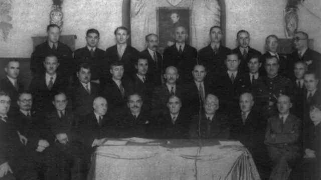 Перший ряд (зліва направо шостий) Марко Безручко, крайня справа - дружина Клавдія. Світлини з книги Ярослава Тинченка