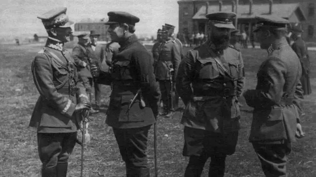 Польський генерал Лістовський, головний отаман УНР Симон Петлюра, військовий міністр УНР Володимир Сальський та командувач 2-ї (6-ї) Січової дивізії Марко Безручко, Бердичів, квітень 1920 року. Світлини з книги Ярослава Тинченка