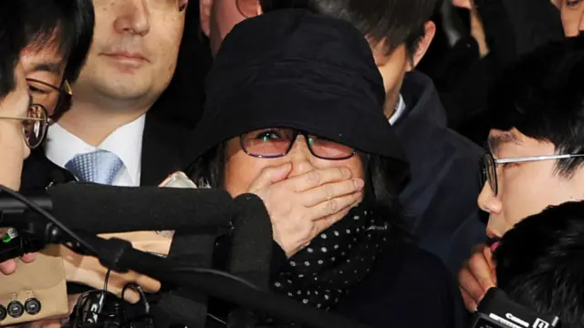 崔顺实遮蔽脸部进入检察厅接受调查。