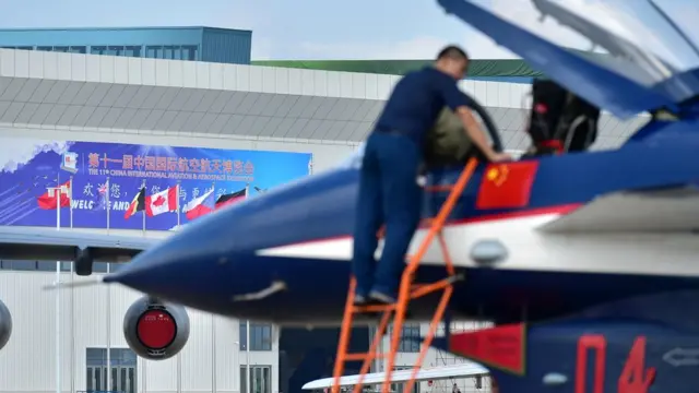 中国空军“八一”飞行表演队的歼-10战斗机在珠海机场整备（新华社图片26/10/2016）