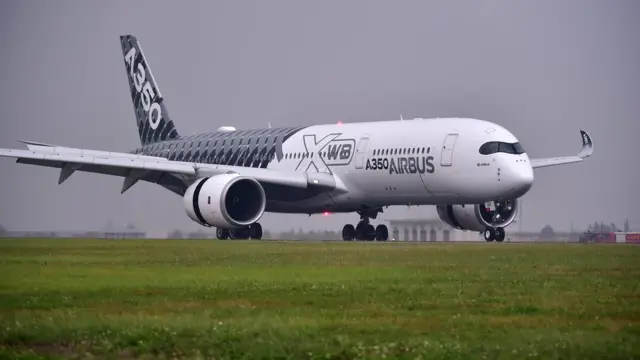 空客A350 XWB测试机降落珠海机场（新华社图片29/10/2016）