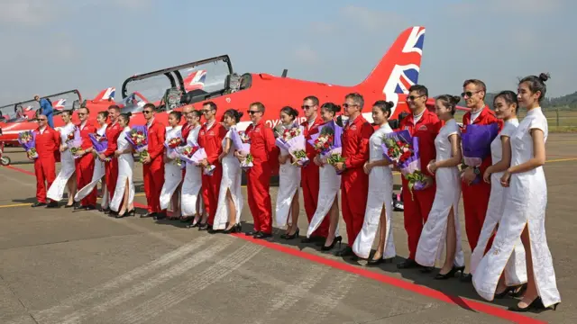 珠海航展礼仪小姐向英国皇家空军红箭飞行表演队飞官献花接风（22/10/2016）