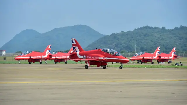 英国皇家空军红箭飞行表演队在珠海航展会场整备（新华社图片22/10/2016）