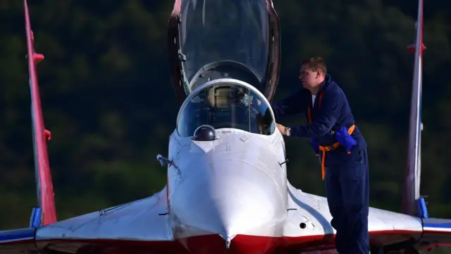 俄罗斯“雨燕”飞行表演队飞行员正准备下飞机（新华社图片28/10/2016）