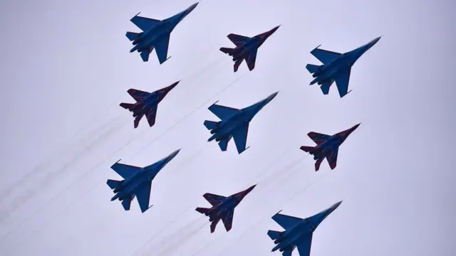 俄罗斯“雨燕”和“勇士”飞行表演队在珠海航展现场演练（新华社图片28/10/2016）