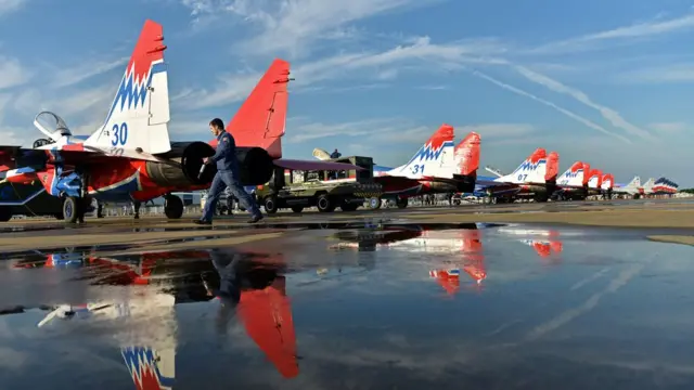 俄罗斯“雨燕”和“勇士”飞行表演队在珠海航展现场（新华社图片28/10/2016）