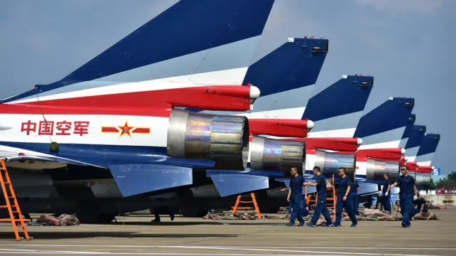 中国空军“八一”飞行表演队歼—10战斗机在珠海航展现场（新华社图片26/10/2016）