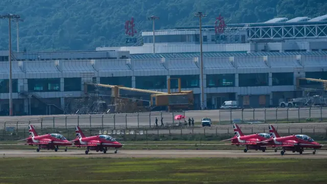 英国皇家空军红箭飞行表演队的Hawk T1教练机降落珠海机场（新华社图片22/10/2016）