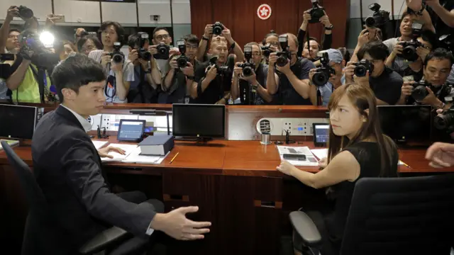 游蕙祯（右）、梁颂恒（左）在议事厅内就坐（26/10/2016）