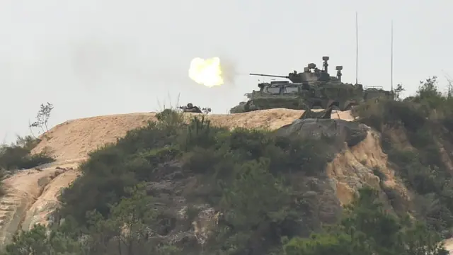 驻港解放军装甲车在香港青山参与实弹演练（新华社图片31/10/2016）