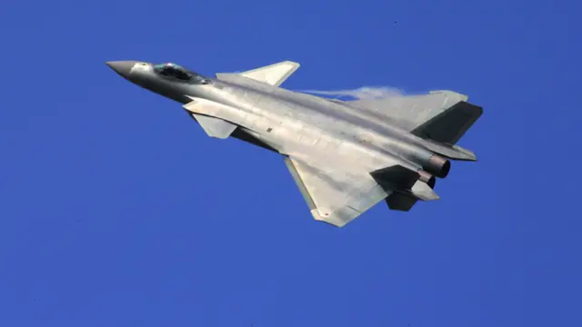 歼-20战斗机在珠海航展上示范飞行（新华社图片1/11/2016）