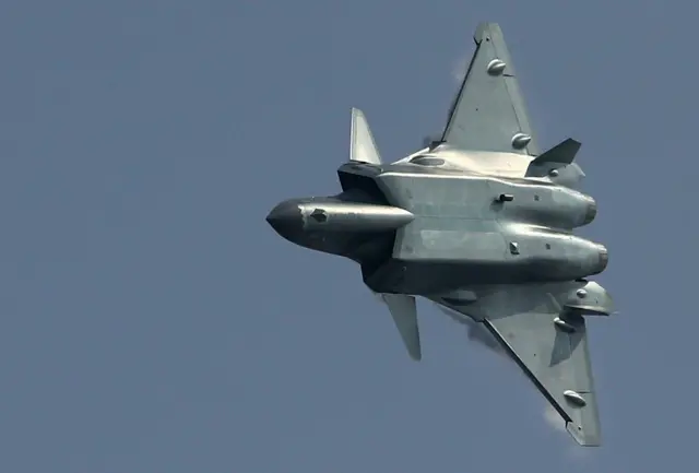 歼-20战斗机在珠海航展上示范飞行（新华社图片1/11/2016）