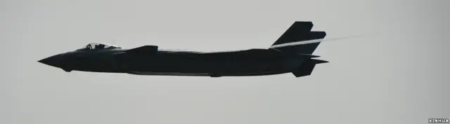 歼-20战斗机在珠海航展上示范飞行（新华社图片1/11/2016）