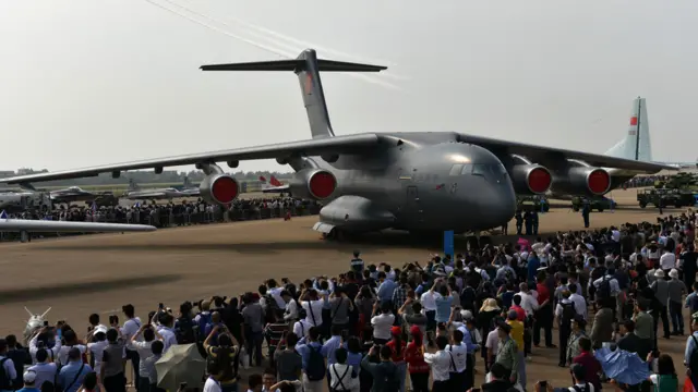 运-20运输机在珠海航展上展示（新华社图片1/11/2016）