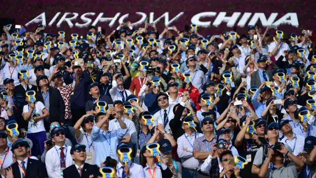 珠海航展上观众举头欣赏飞行表演（新华社图片1/11/2016）