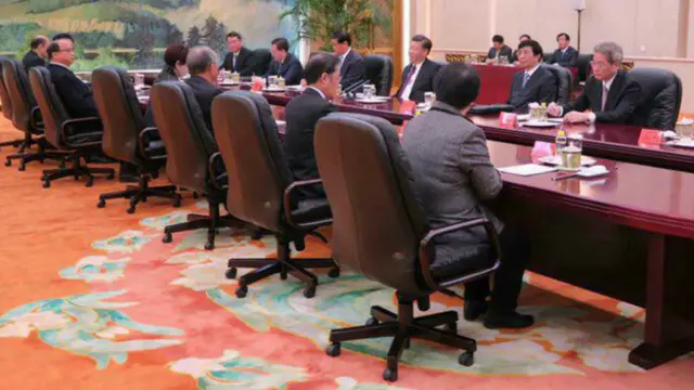 洪秀柱与国民党副主席詹启贤、政策会执行长蔡正元等人组成的代表团与习近平等官员进行七对七对谈。