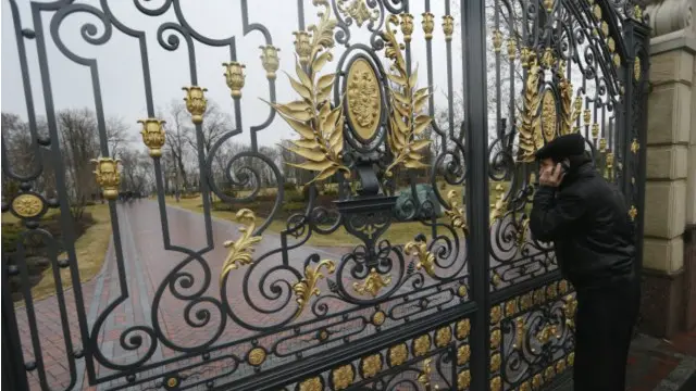 Может, декларация Виктора Януковича не очень отличалась бы от других?